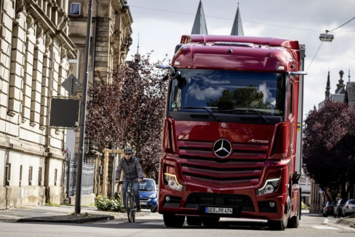  Mercedes-Benz Trucks zwiększa bezpieczeństwo ruchu samochodów ciężarowych